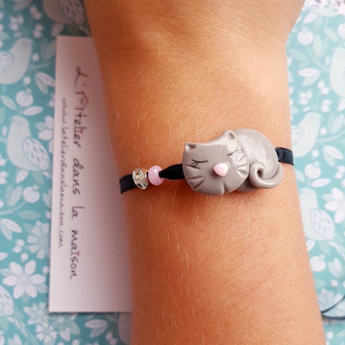 bracelet chat gris porté