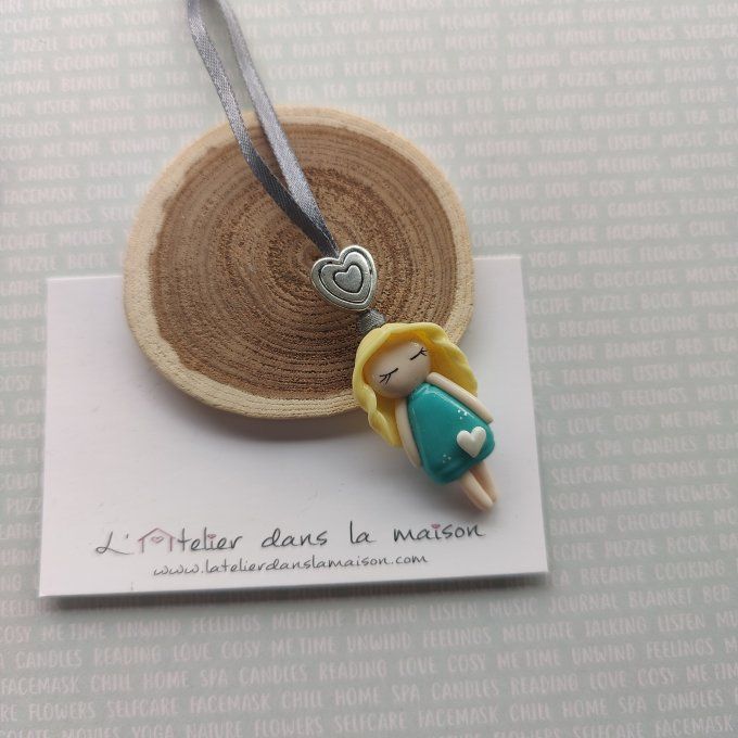 Collier poupée robe turquoise et coeur