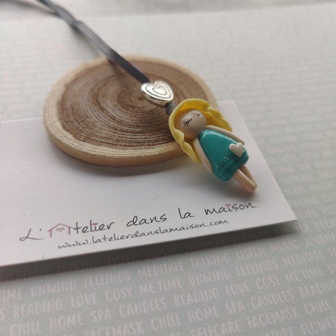 Collier poupée robe turquoise et coeur