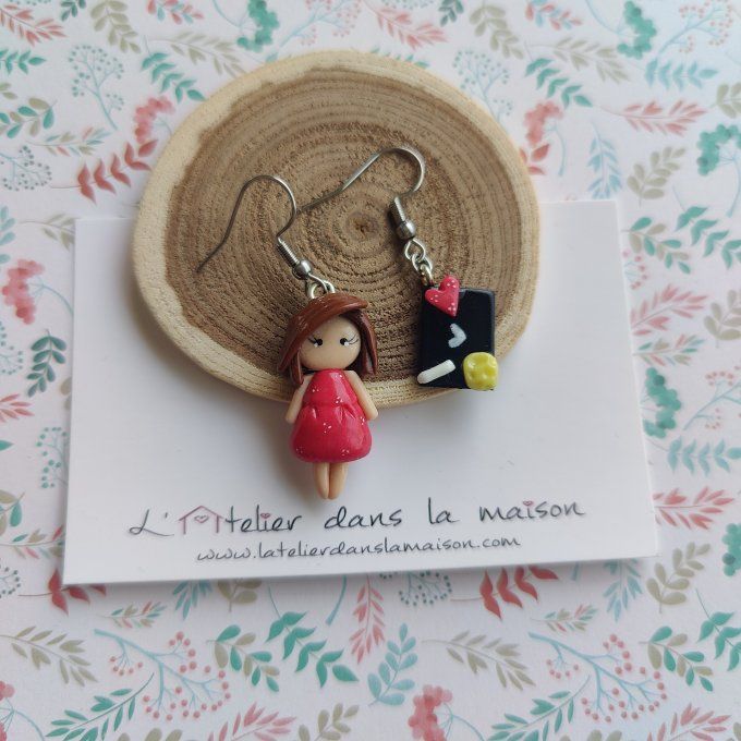 Boucles d'oreilles asymétriques fillette et ardoise tons corail