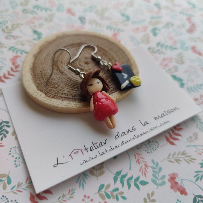 Boucles d'oreilles asymétriques fillette et ardoise tons corail