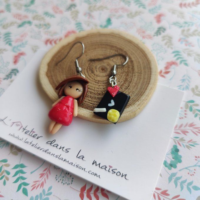 Boucles d'oreilles asymétriques fillette et ardoise tons corail