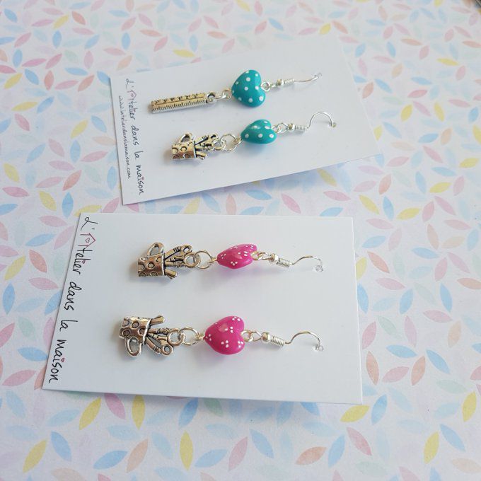 Boucles d'oreilles coeurs et breloque école