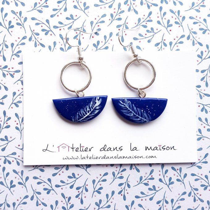 boucles bleus et blanches plumes