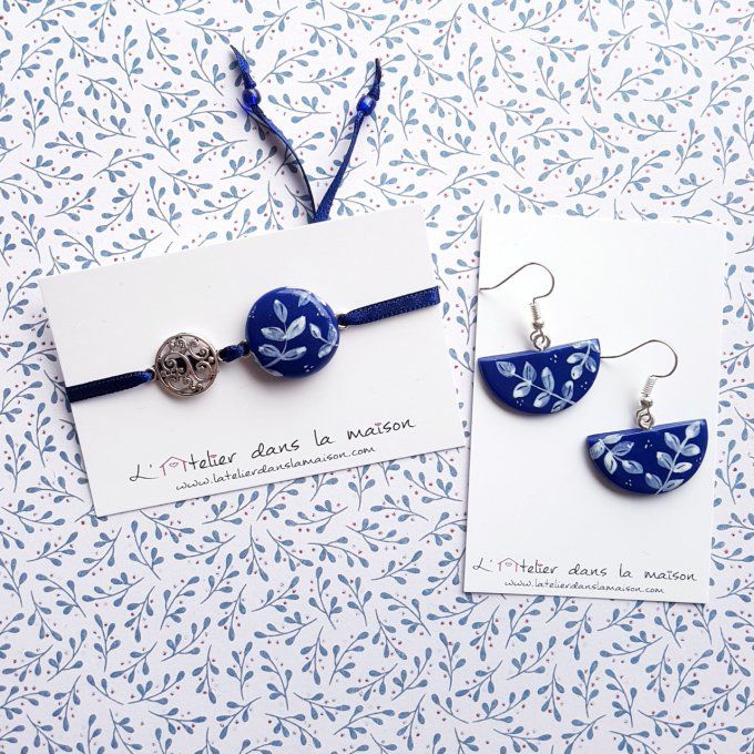 boucles et bracelet bleu et feuilles blanches