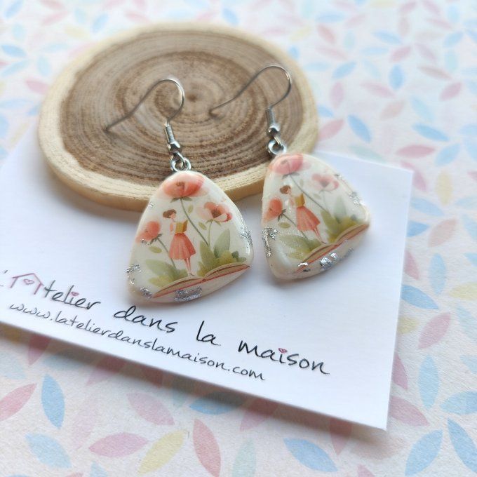 Boucles d'oreilles jeune femme au livre