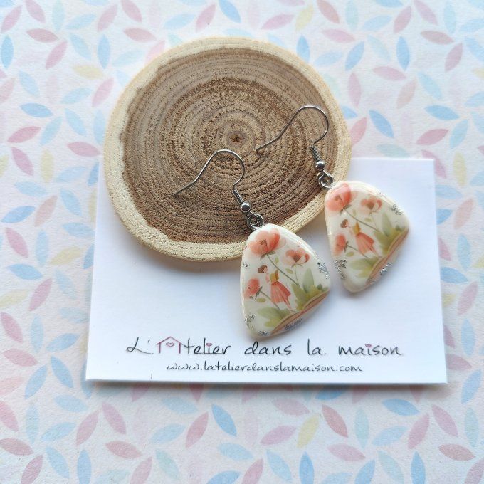 Boucles d'oreilles jeune femme au livre