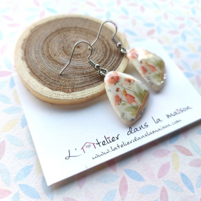 Boucles d'oreilles jeune femme au livre