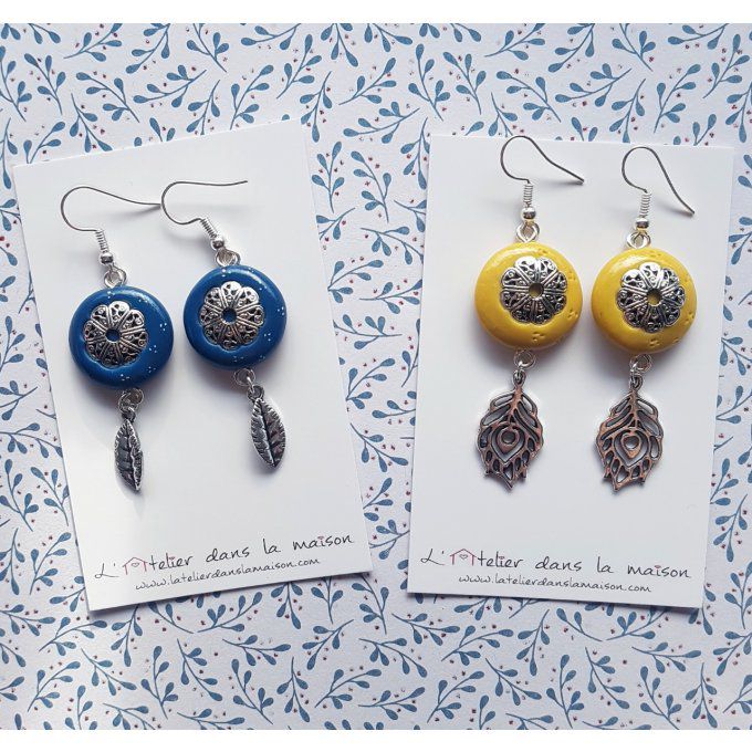 boucles bleues ou jaune moutarde avec breloques