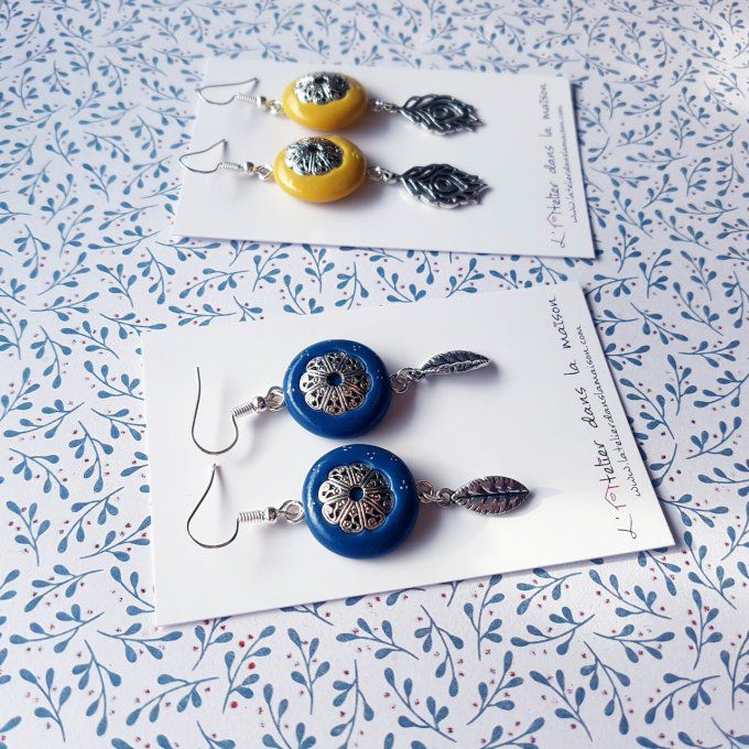 boucles bleues ou jaunes par l'atelier dans la maison