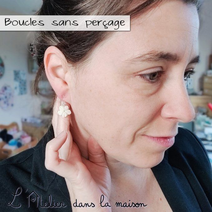 boucles clip sans trous fleur reflets or  ou argent portées