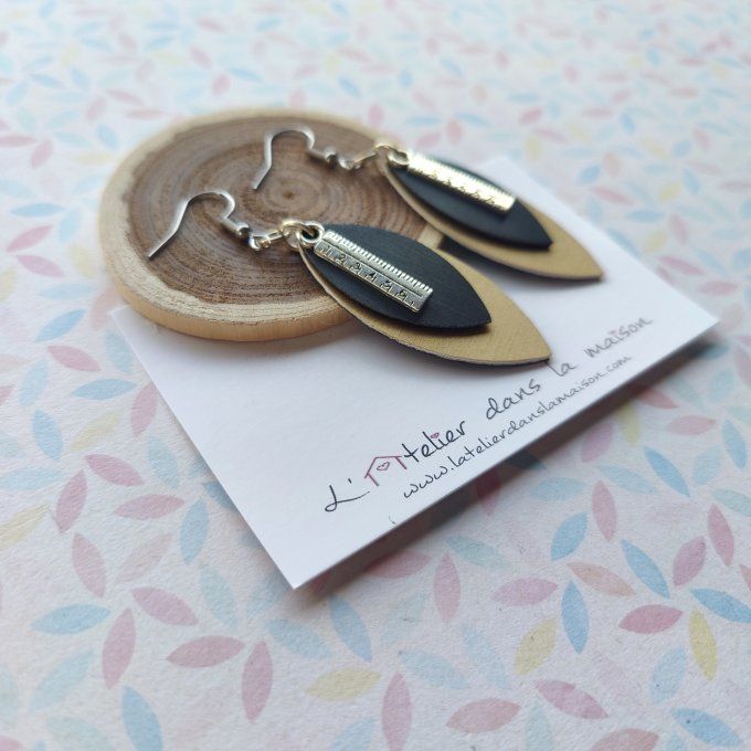 Boucles d'oreilles en simili cuir et breloque règle