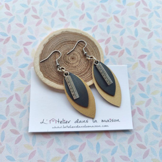 Boucles d'oreilles en simili cuir et breloque règle