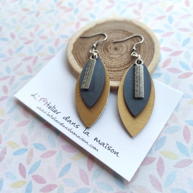 Boucles d'oreilles en simili cuir et breloque règle