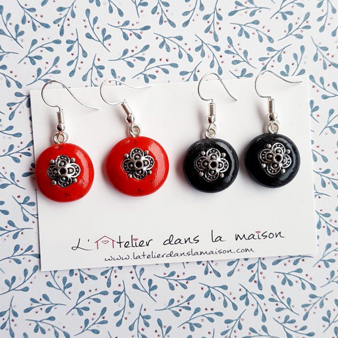 boucles d'oreilles rouges ou noires