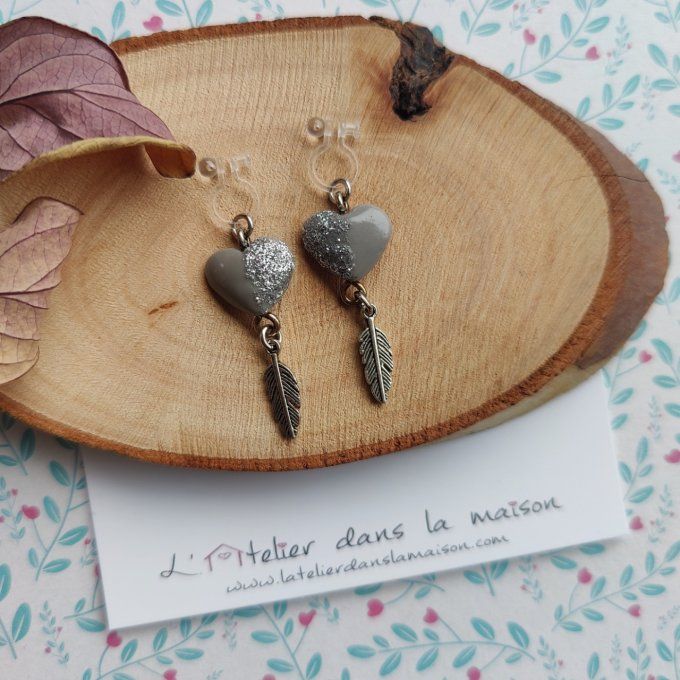 Boucles d'oreilles sans perçage  coeurs gris et plumes