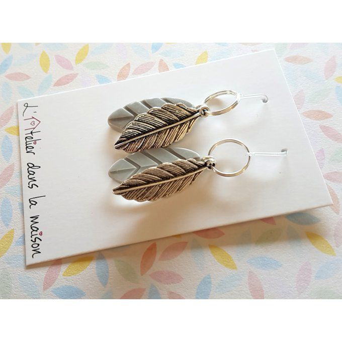 boucles plumes grises par l'atelier dans la maison