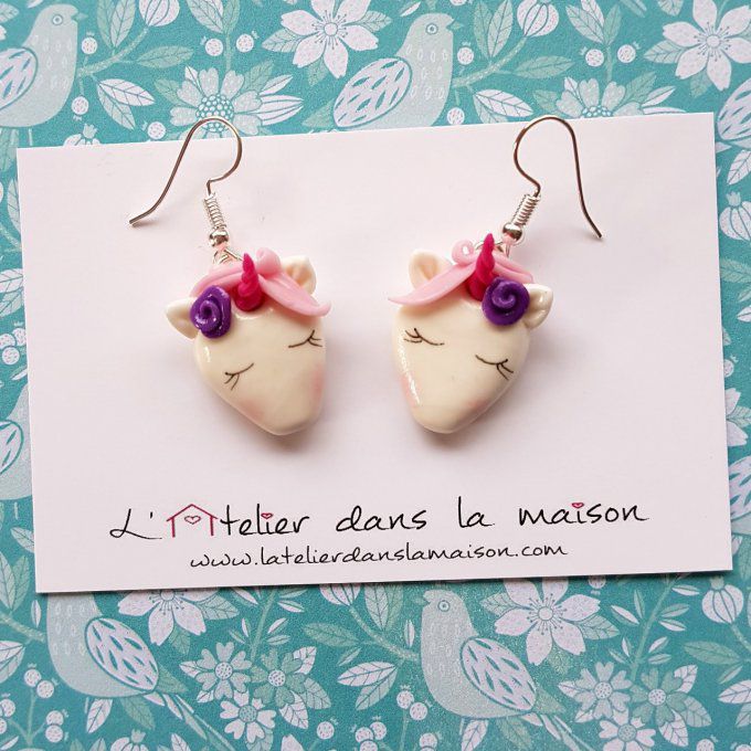 boucles d'oreilles têtes de licorne par l'atelier dans la maison