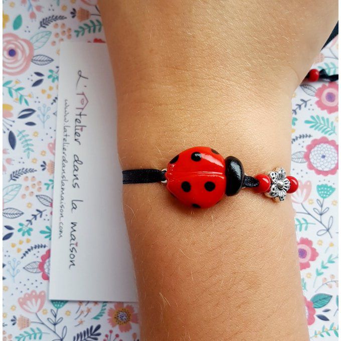 bracelet coccinelle enfant porté