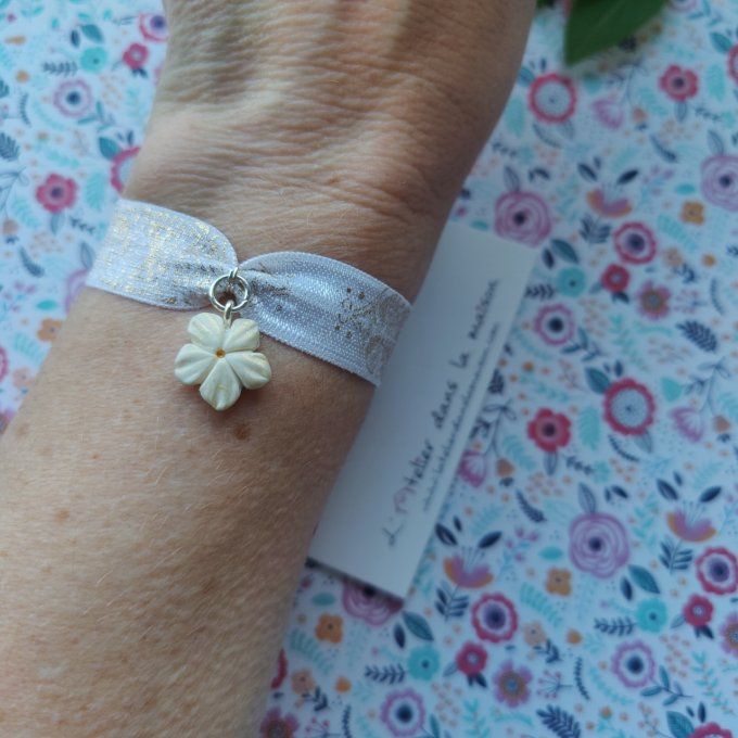 Bracelet élastique fleur blanche reflets or ou argent