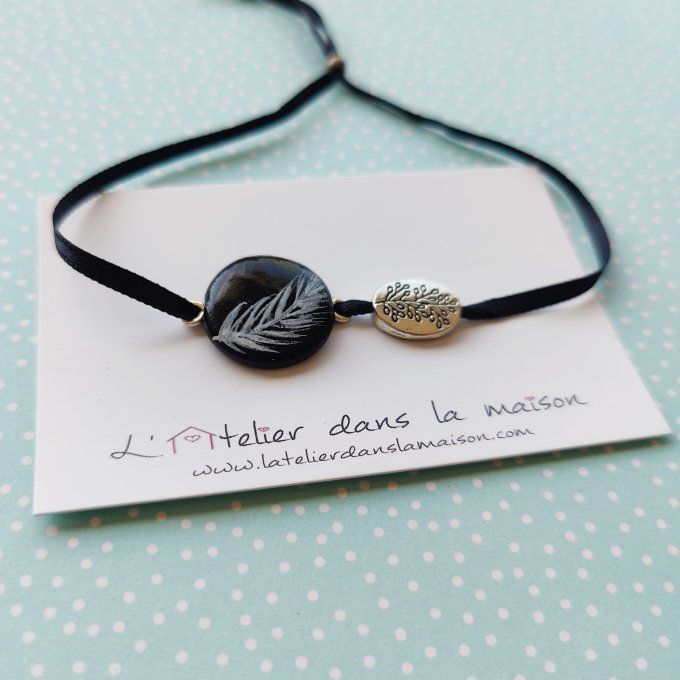 bracelet médaillon noir plume blanche réglable