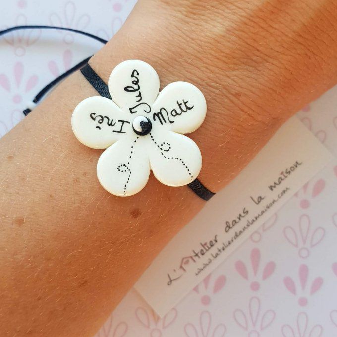 bracelet fleur avec prénoms porté