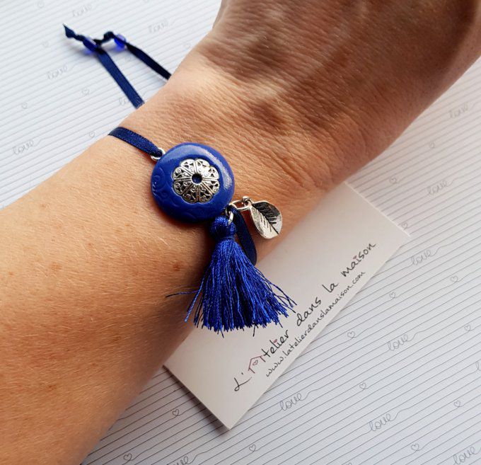 bracelet bleu pompon porté
