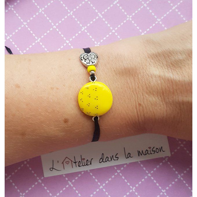 bracelet jaune réglable porté