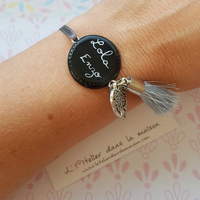 bracelet avec prénoms personnalisables par l'atelier dans la maison