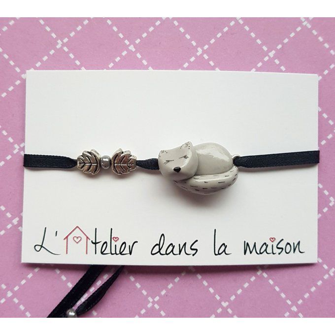 bracelet renard gris endormi par l'atelier dans la maison