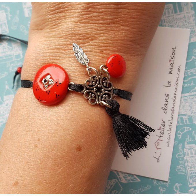 bracelet rouge pompon et breloques