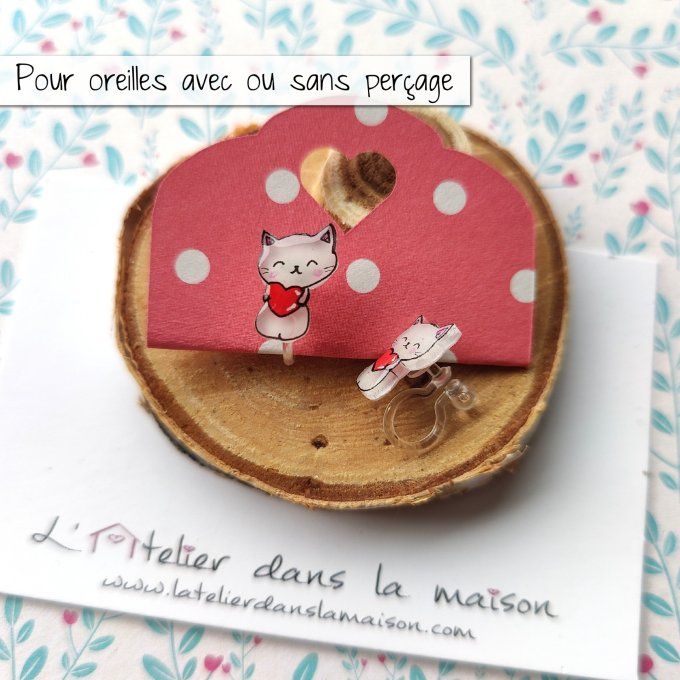 boucles chat enfant et coeur rouge