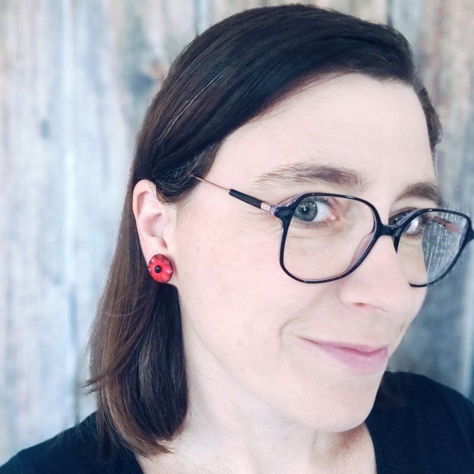 boucles sans perçage coquelicot rouge porté