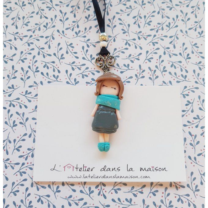 Collier mini poupée grise et turquoise 