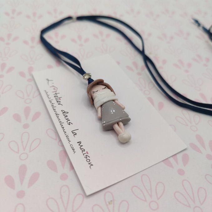 Collier poupée robe grise en hiver