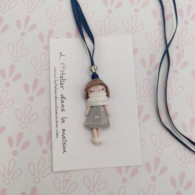 Collier poupée robe grise en hiver
