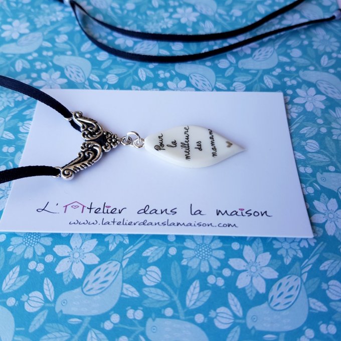 collier blanc pour les mamans