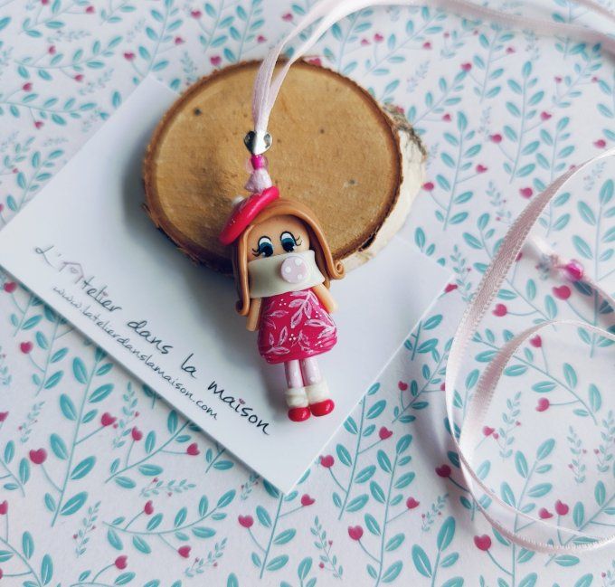 collier poupée rose et béret