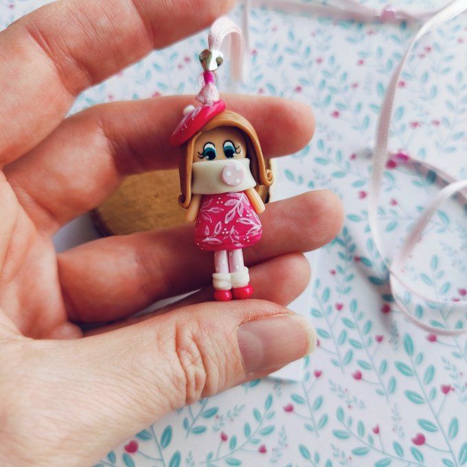collier poupée rose
