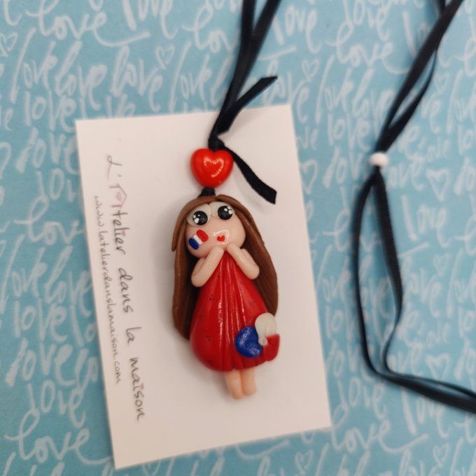 collier poupée bleu blanc rouge