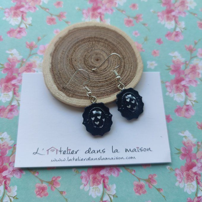Boucles d'oreilles médaillon rétro, coeurs blancs