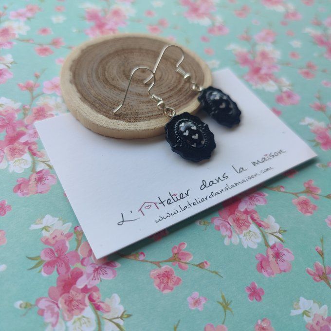 Boucles d'oreilles médaillon rétro, coeurs blancs