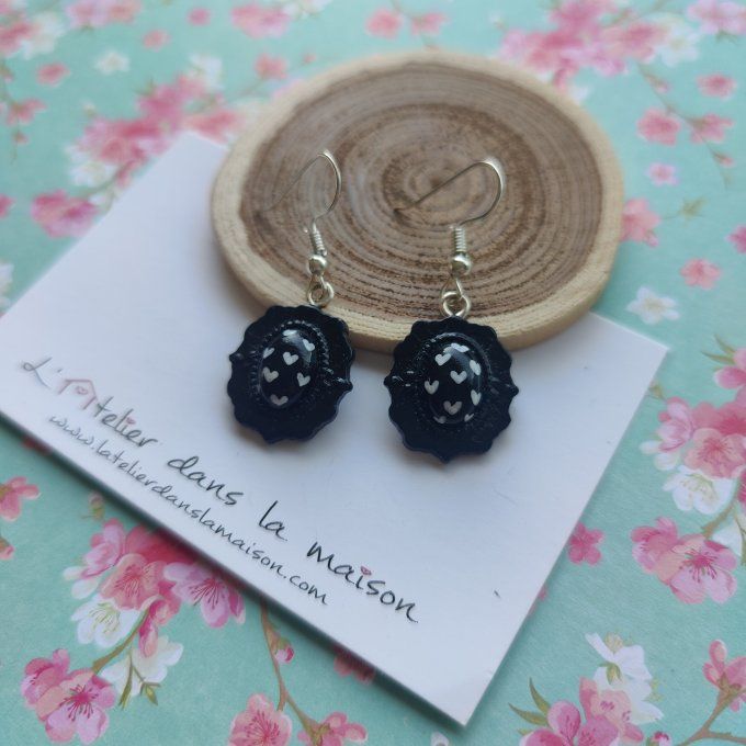 Boucles d'oreilles médaillon rétro, coeurs blancs