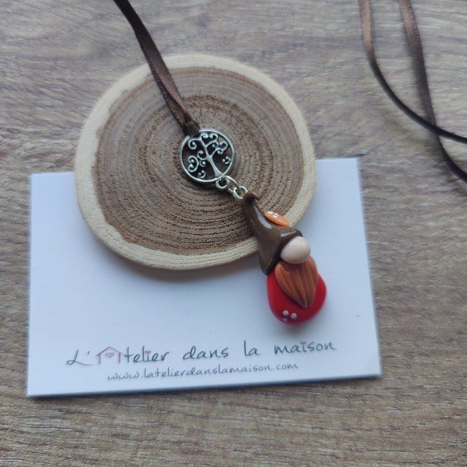 Collier gnome de l'automne marron et rouge