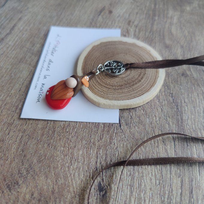 Collier gnome de l'automne marron et rouge