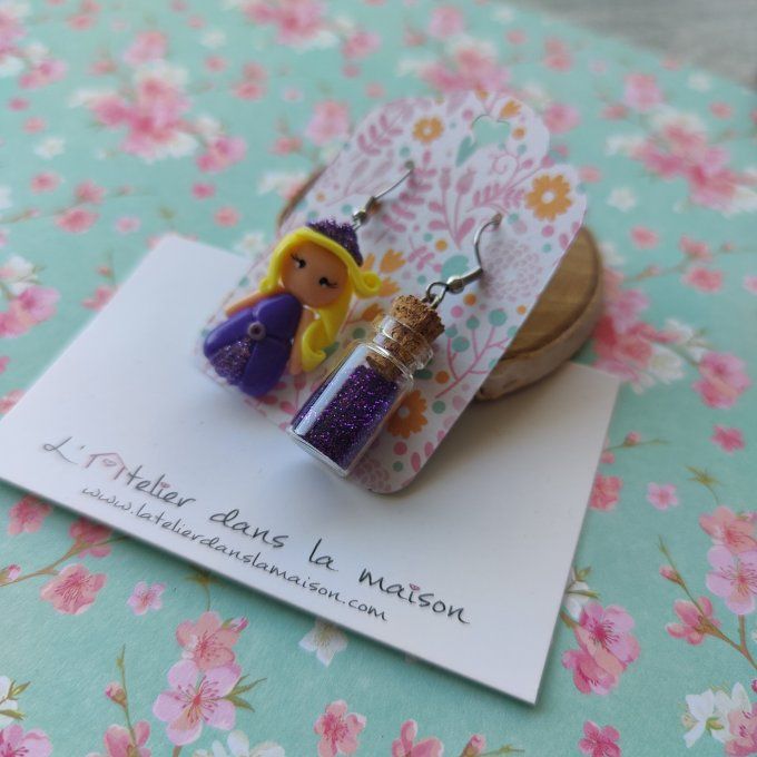 Boucles d'oreilles asymétriques princesse et fiole de paillettes violettes