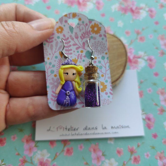 Boucles d'oreilles asymétriques princesse et fiole de paillettes violettes