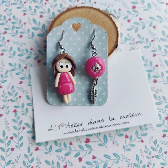 Boucles d'oreilles asymétriques fillette rose