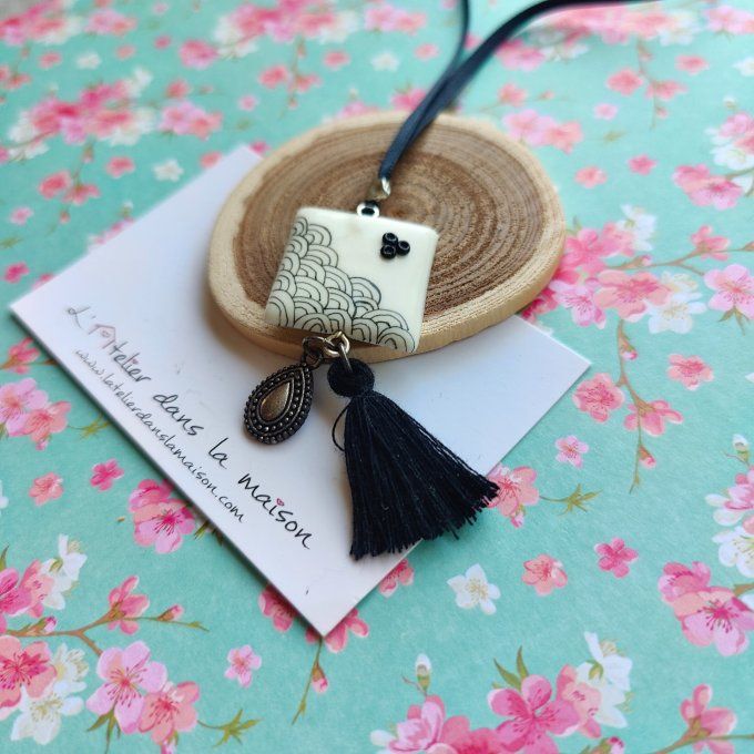 Collier carré blanc motifs noirs