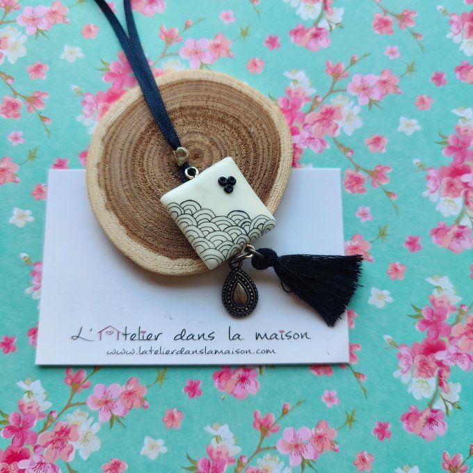 Collier carré blanc motifs noirs